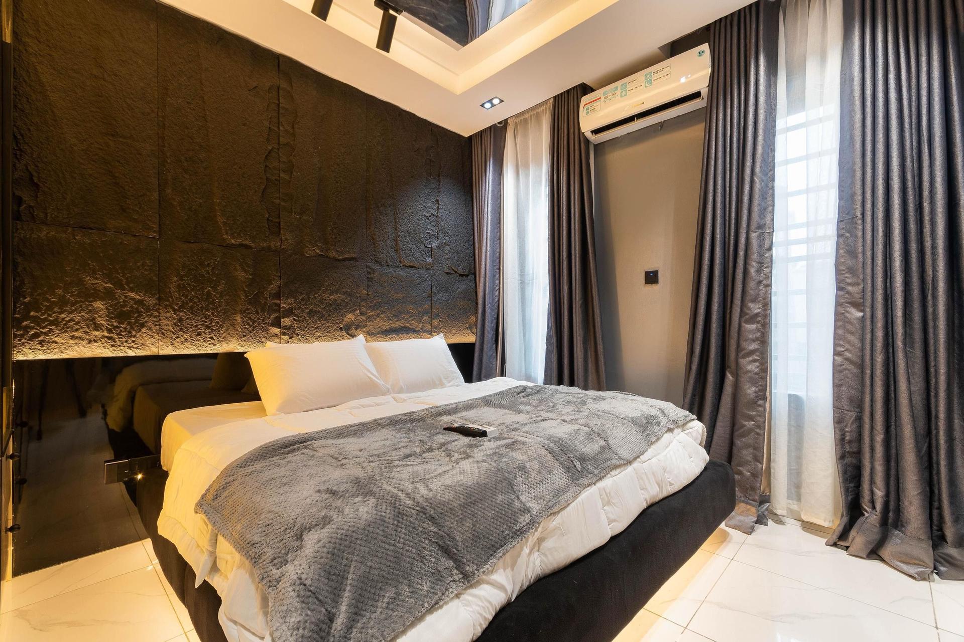 https://image.cityspacesandbookings.com/apartments/688d2749125fc6d0b47b898f/bedroom/5da7961f-0f41-4624-8d82-459ba145d40d.jpeg
