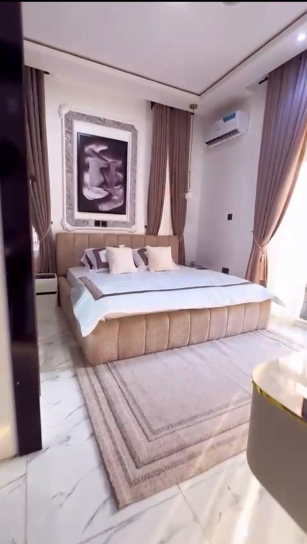 https://image.cityspacesandbookings.com/apartments/68e6a9b5c101adfa422e7c11/bedroom/IMG_5519_2025-10-08T18:14:39Z.jpeg