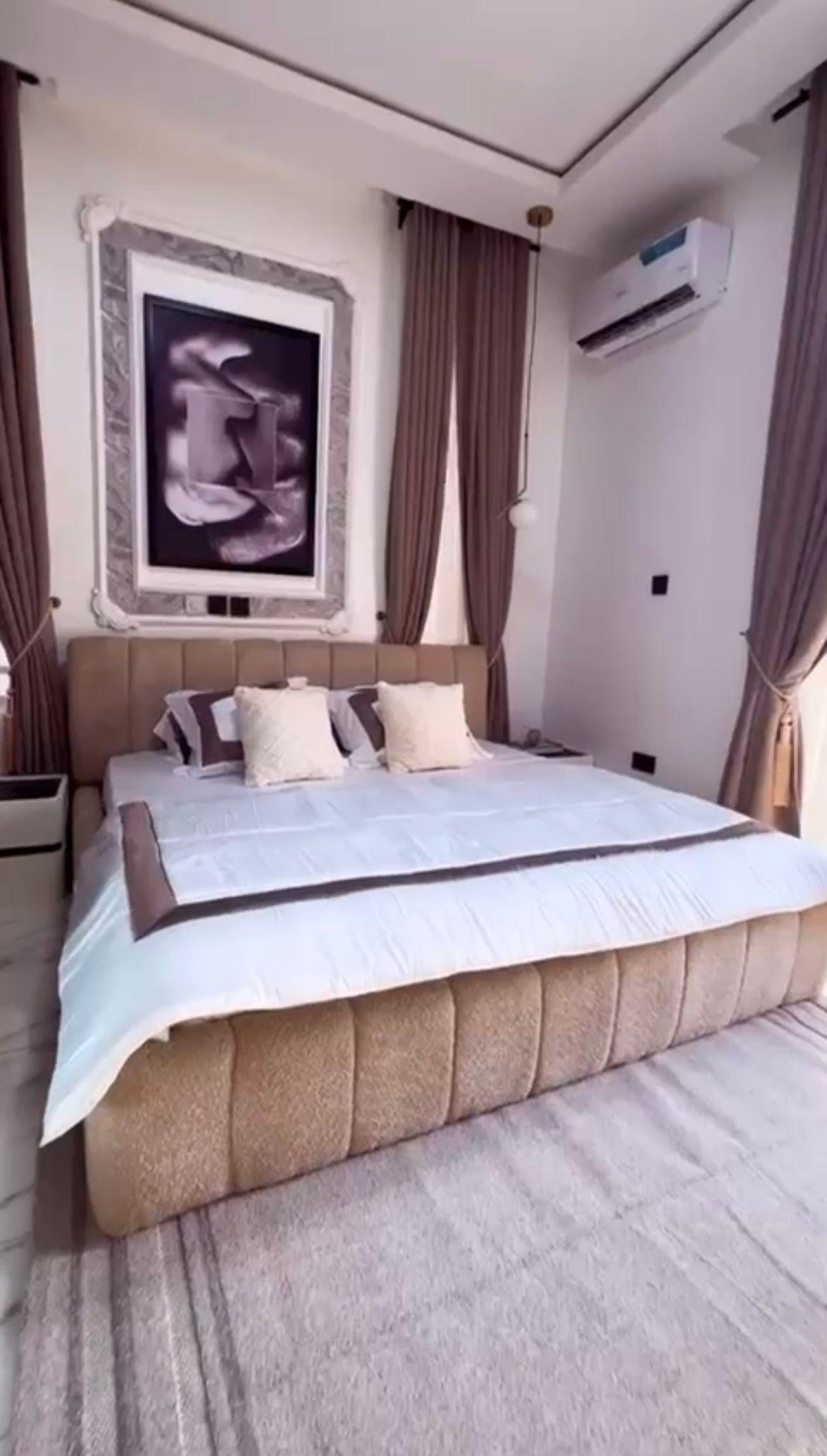 https://image.cityspacesandbookings.com/apartments/68e6a9b5c101adfa422e7c11/bedroom/IMG_5520_2025-10-08T18:14:39Z.jpeg