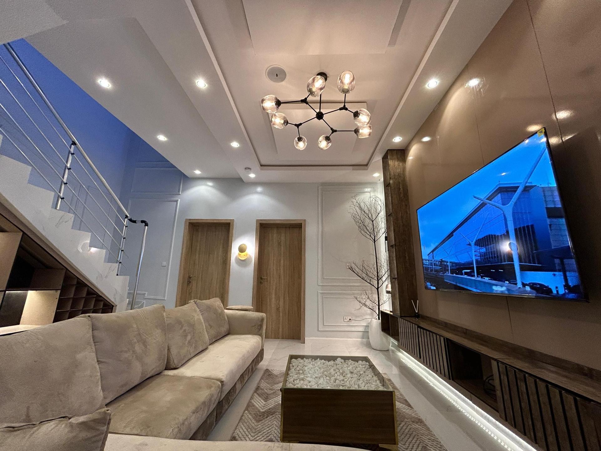 https://image.cityspacesandbookings.com/apartments/6908ae70dc178b6ce68bf314/sittingroom/1762176844-0cc1c5a6.jpeg
