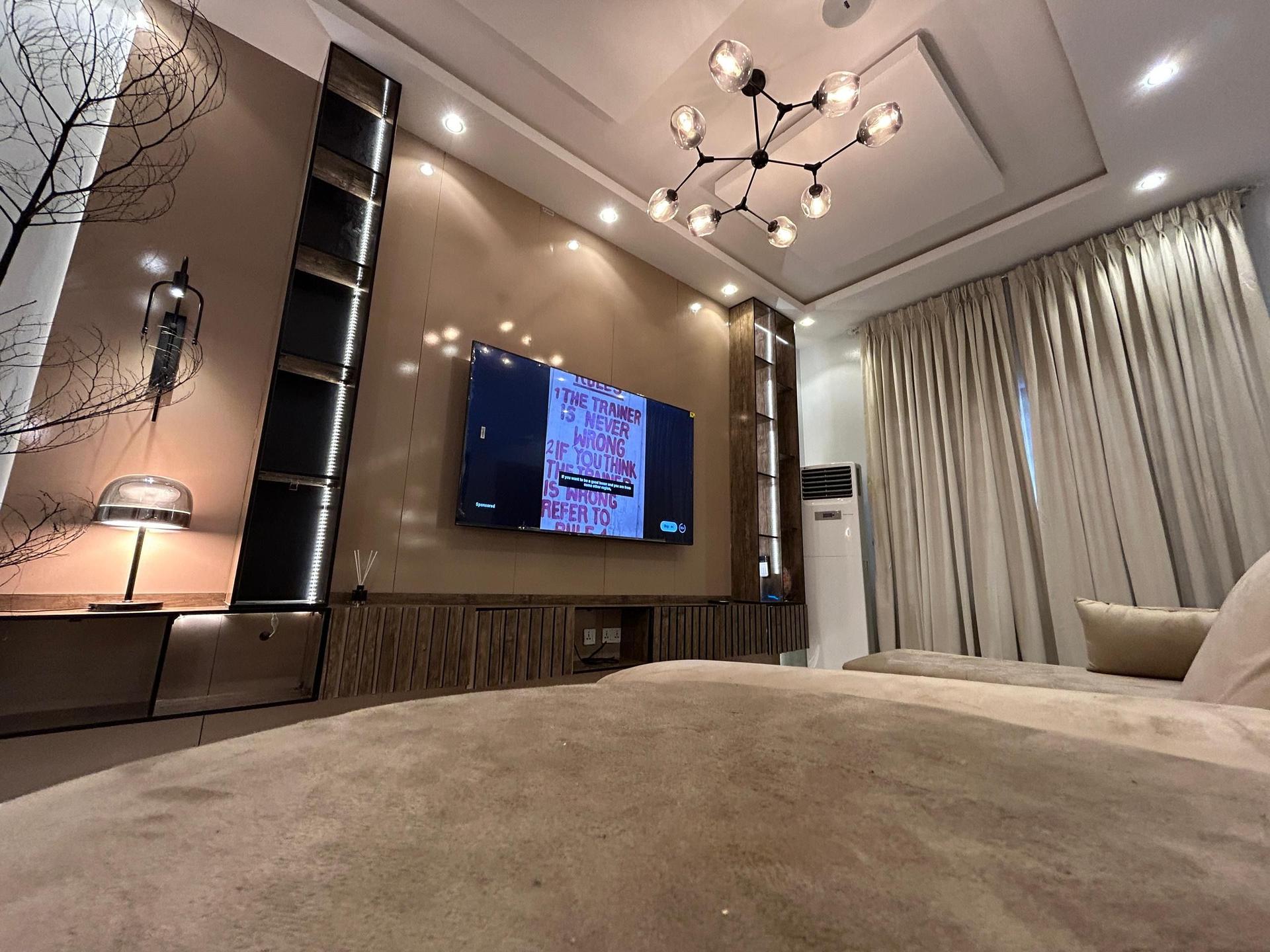 https://image.cityspacesandbookings.com/apartments/6908ae70dc178b6ce68bf314/sittingroom/1762176844-679a22ec.jpeg