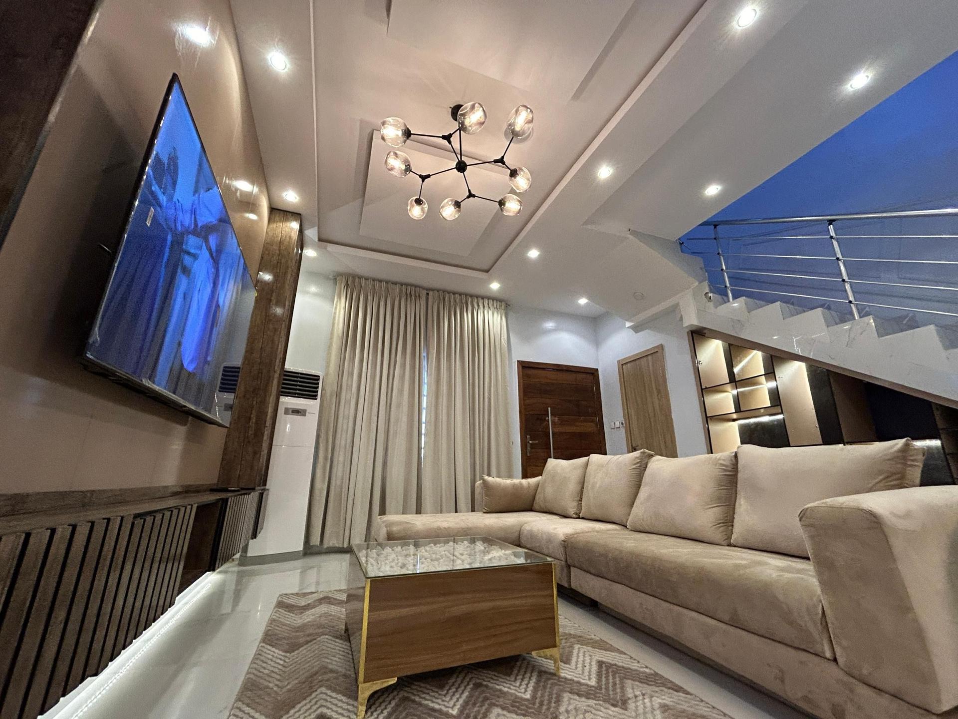 https://image.cityspacesandbookings.com/apartments/6908ae70dc178b6ce68bf314/sittingroom/1762176844-cf74d85f.jpeg