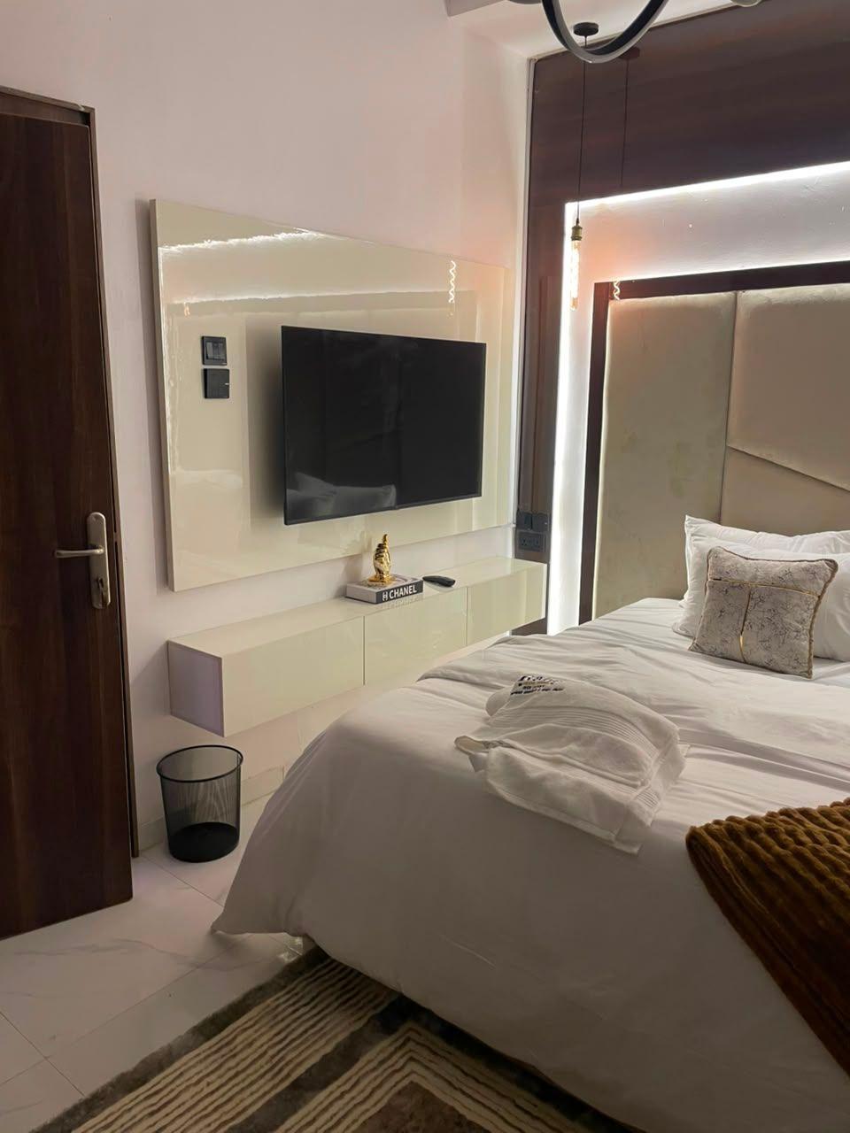 https://image.cityspacesandbookings.com/apartments/6a74453422755a860b85350d/bedroom/1786005145-6f254472.jpg