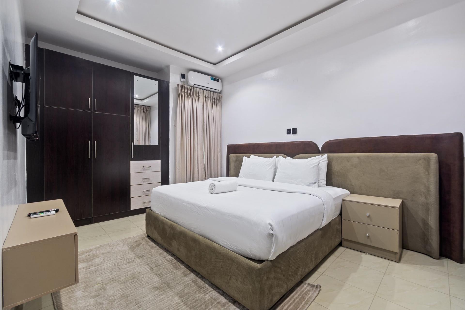https://image.cityspacesandbookings.com/apartments/6aab389c525565a880e494a5/bedroom/1789606139-c19d2cdb.jpg