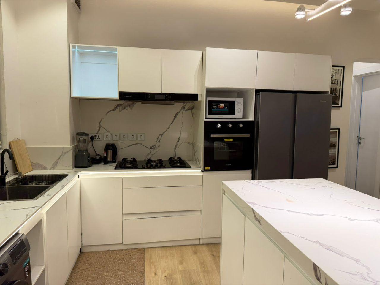 https://image.cityspacesandbookings.com/apartments/6abbb088937359e460949c5d/kitchen/1790685631-73ed2a7b.jpg