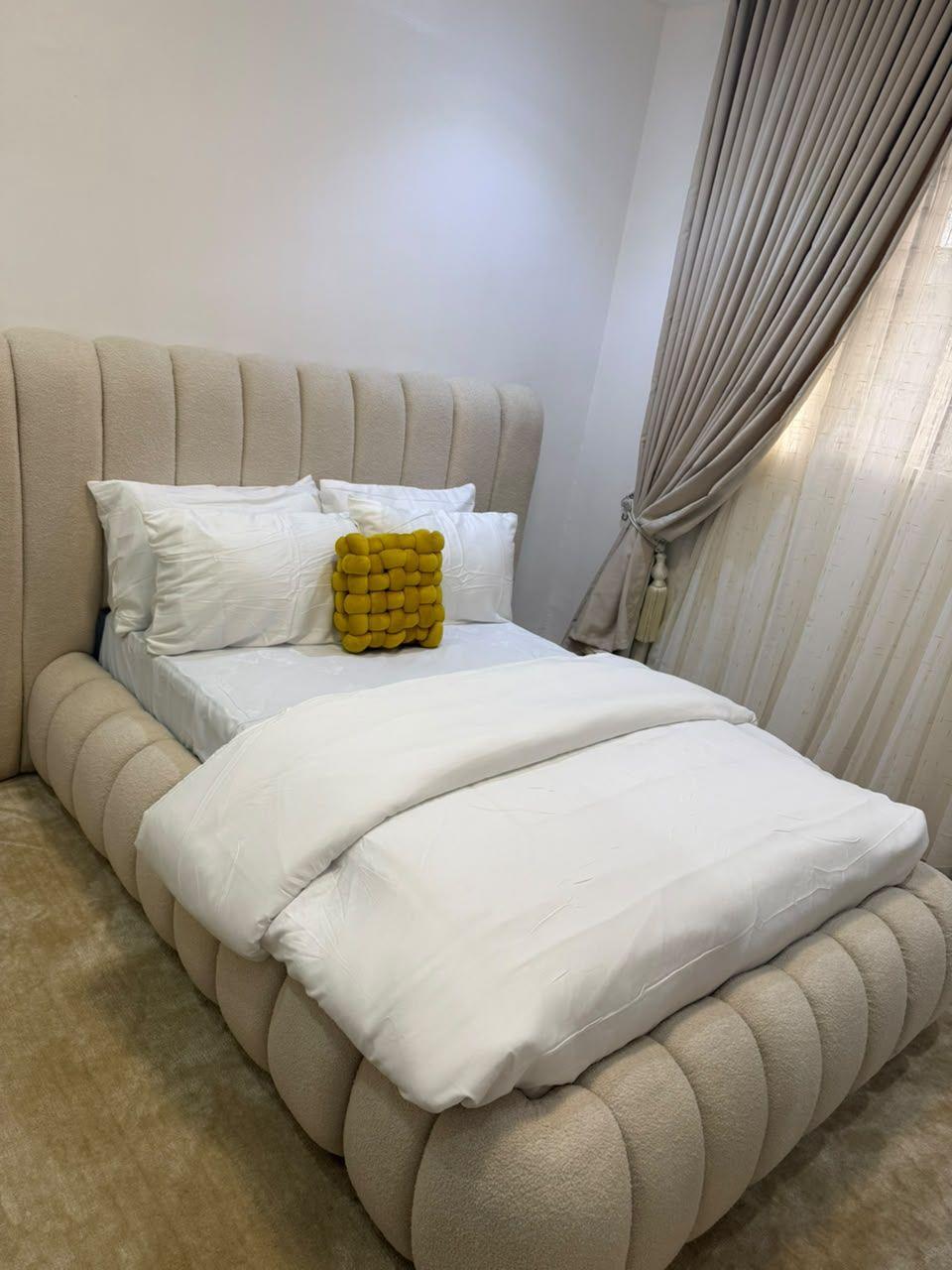 https://image.cityspacesandbookings.com/apartments/6abe9b38937359e460949c81/bedroom/1790877384-7c99c49e.jpg