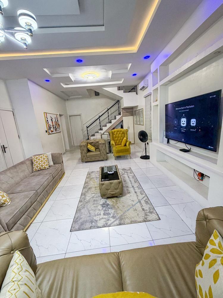 https://image.cityspacesandbookings.com/apartments/6ac762a51dd1198a49ff51c0/sittingroom/1791452022-7b1ee595.jpg